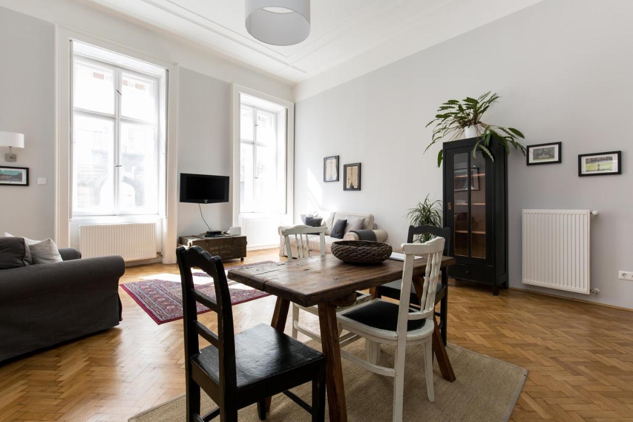 King Rustik & Central Apartment Budapest Bagian luar foto